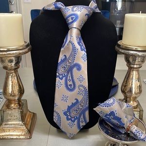 Pretty paisley necktie by Tietanica